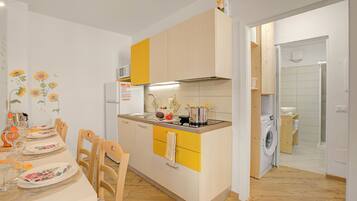 Familienapartment, 1 Schlafzimmer (Villa Pastoedo Ap. Giallo) | Eigene Küche | Kühlschrank, Mikrowelle, Ofen, Herdplatte