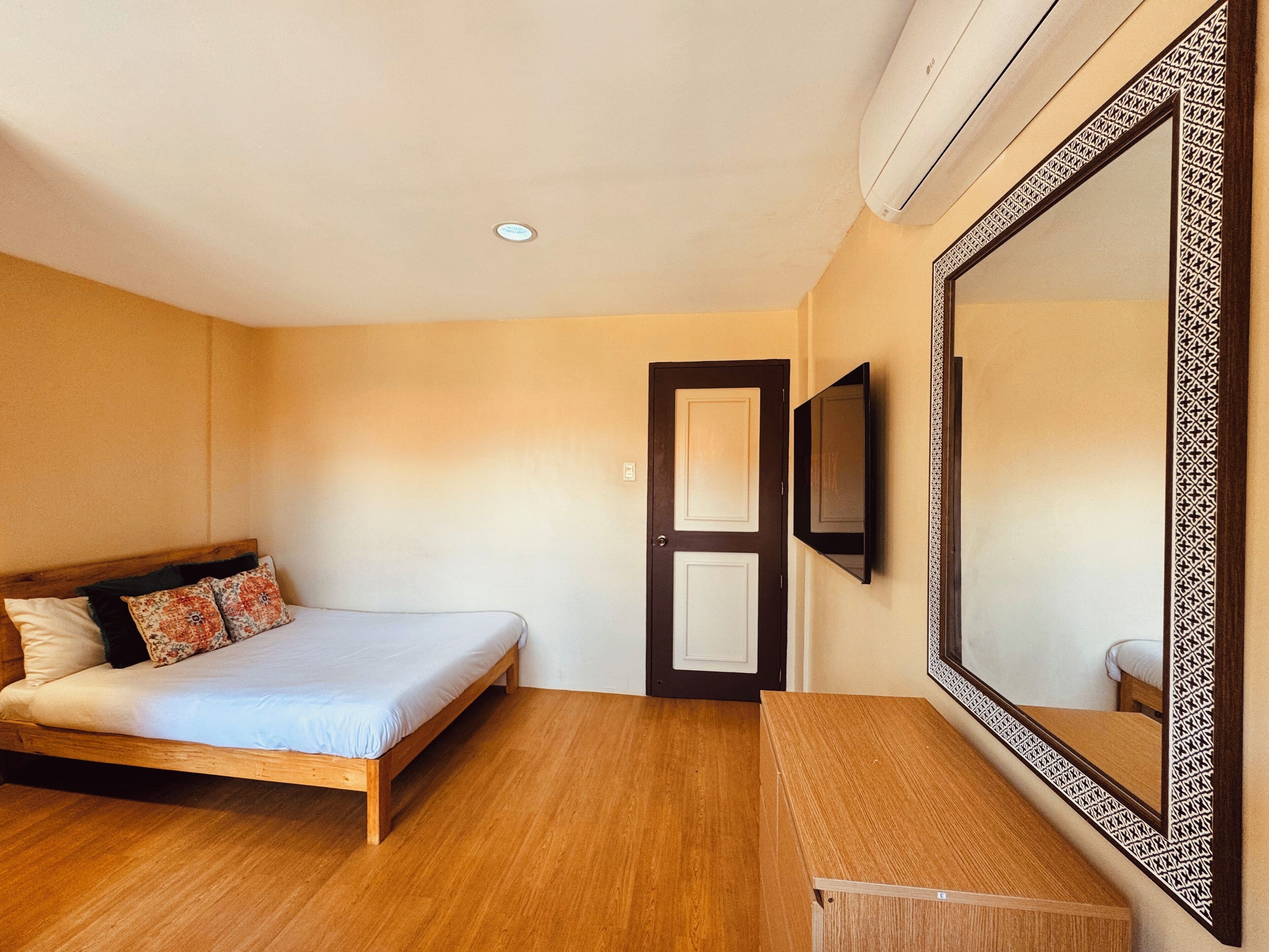 2 slaapkamers, een strijkplank/strijkijzer, wifi, beddengoed