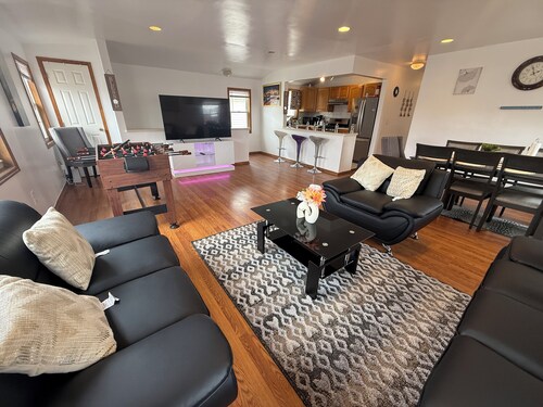 Spacious 3-bedroom apartment in marvelous Queens with WiFi, AC near JFK airport.