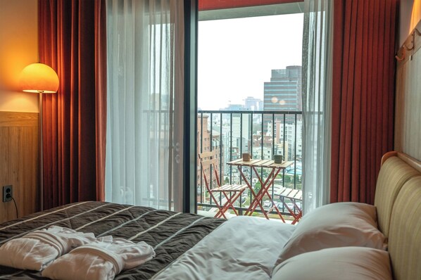 Deluxe with Balcony | 1 chambre, bureau, espace de travail pour ordinateurs portables