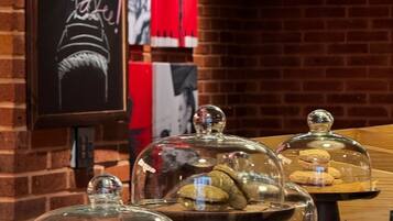Una exhibición de postres con cúpulas de cristal y una pizarra en el fondo.
