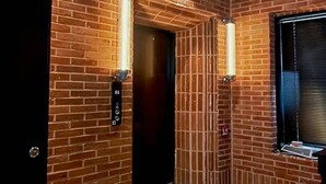 A room with brick walls, a patterned ceiling, and a carpeted floor. - Brooklyn Blues (Seoul)