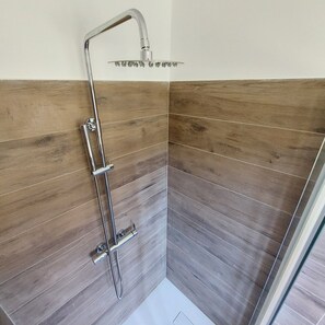 Ducha, bidet, toallas