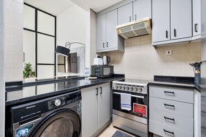 Kühlschrank, Mikrowelle, Ofen, Herdplatte