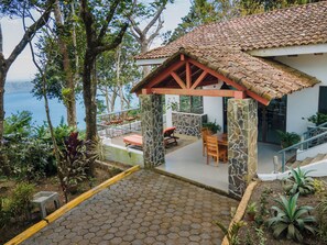 Outdoor dining - This Villa is perfect for those seeking an unforgettable vacation experience. (San Juan de Oriente)