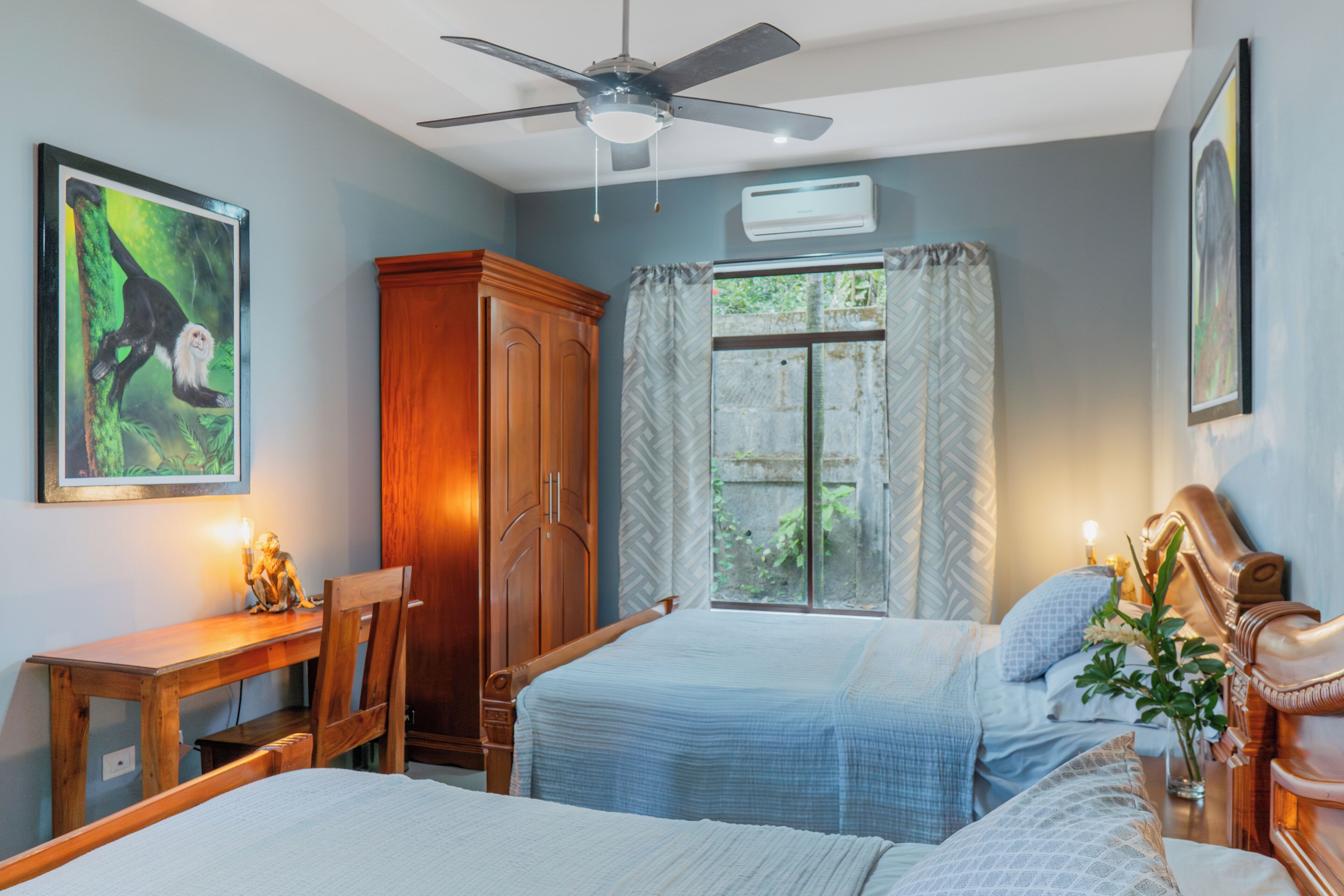 2 habitaciones, escritorio, tabla de planchar con plancha y wifi gratis 