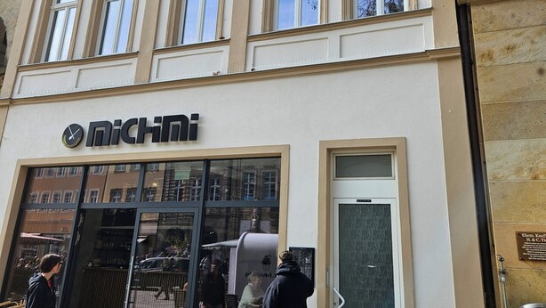 A building with a 'Richi' sign, large windows, and a trash bin outside. - Vacation apartment Olymp II, luxurious apartment in the heart of Bamberg (Bamberg)