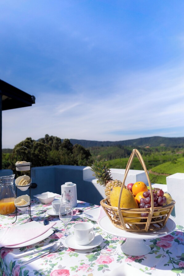 Outdoor dining - Dover Cottage (Nuwara Eliya)