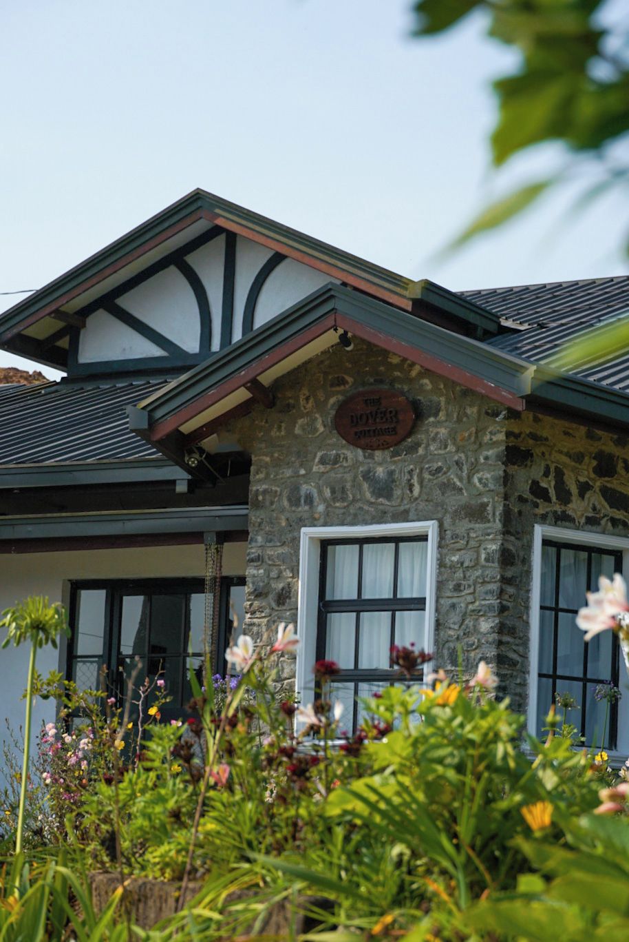 Un edificio de piedra con un letrero que dice "The Inn at the Innkeeper's Lodge".