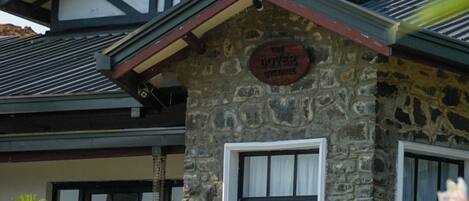 Un edificio de piedra con un letrero que dice "The Inn at the Innkeeper's Lodge".
