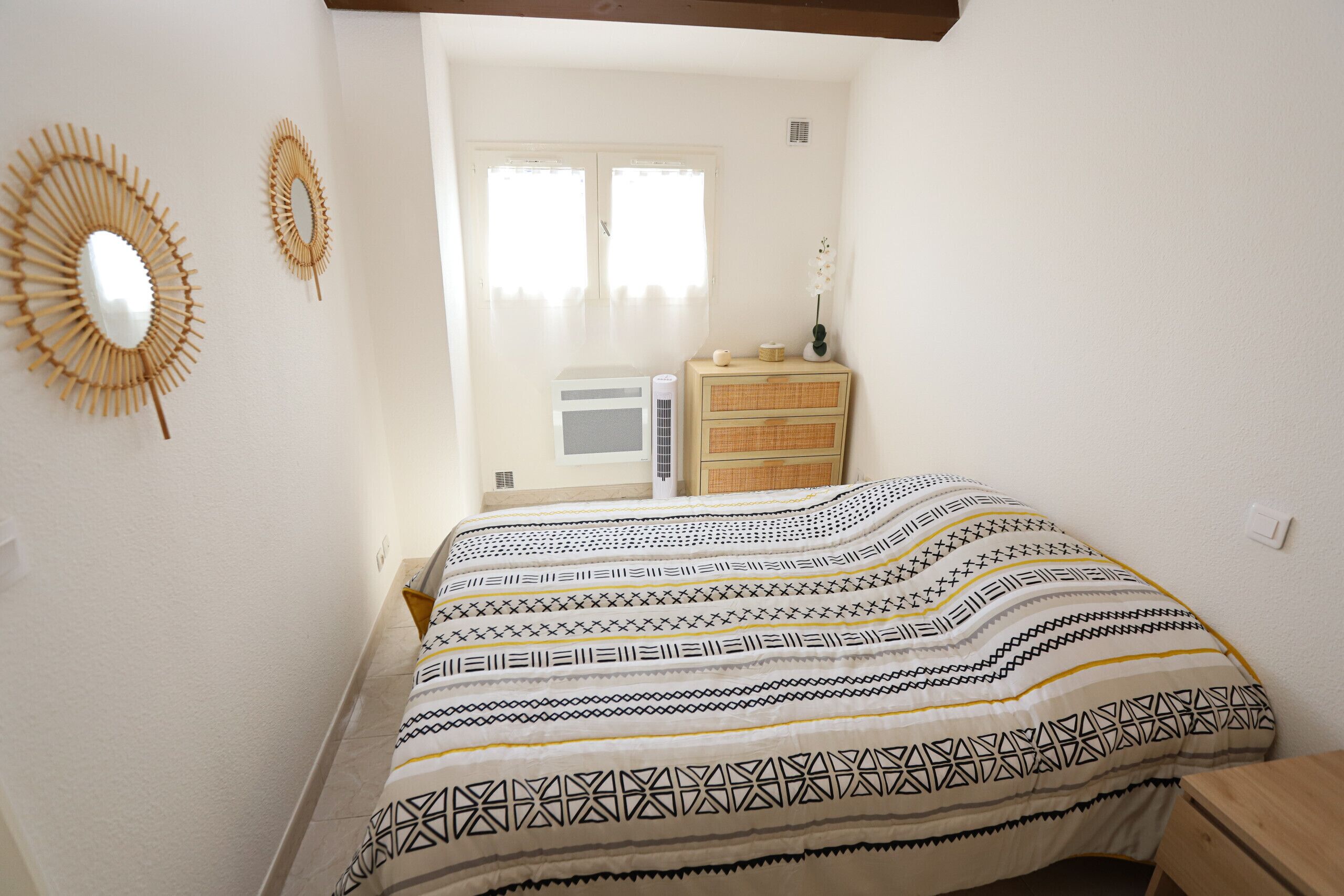 1 chambre, fer et planche à repasser
