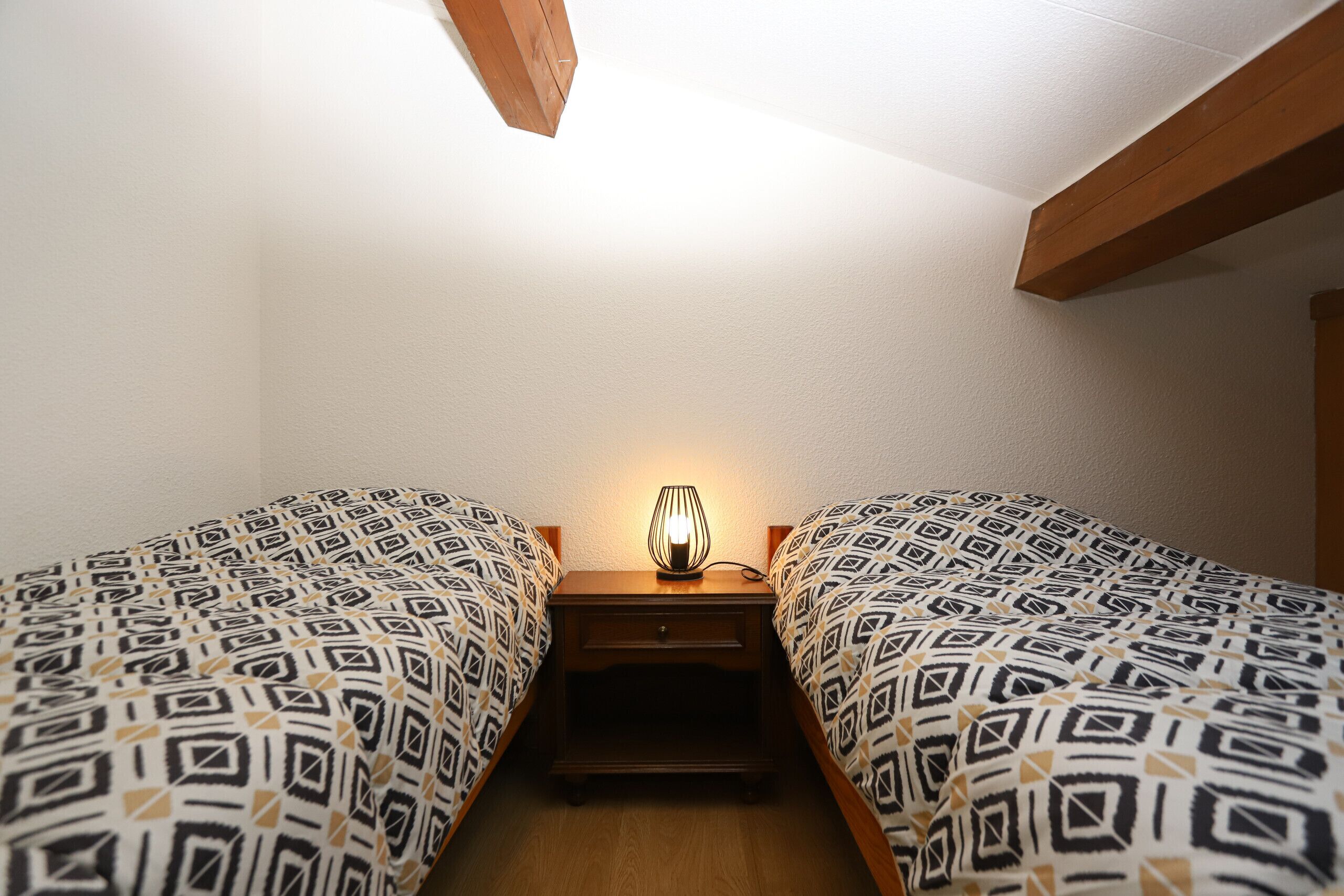 1 chambre, fer et planche à repasser