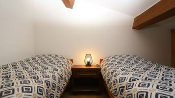 1 chambre, fer et planche Ă repasser