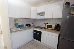 Kühlschrank, Mikrowelle, Ofen, Wasserkocher mit Kaffee-/Teezubehör