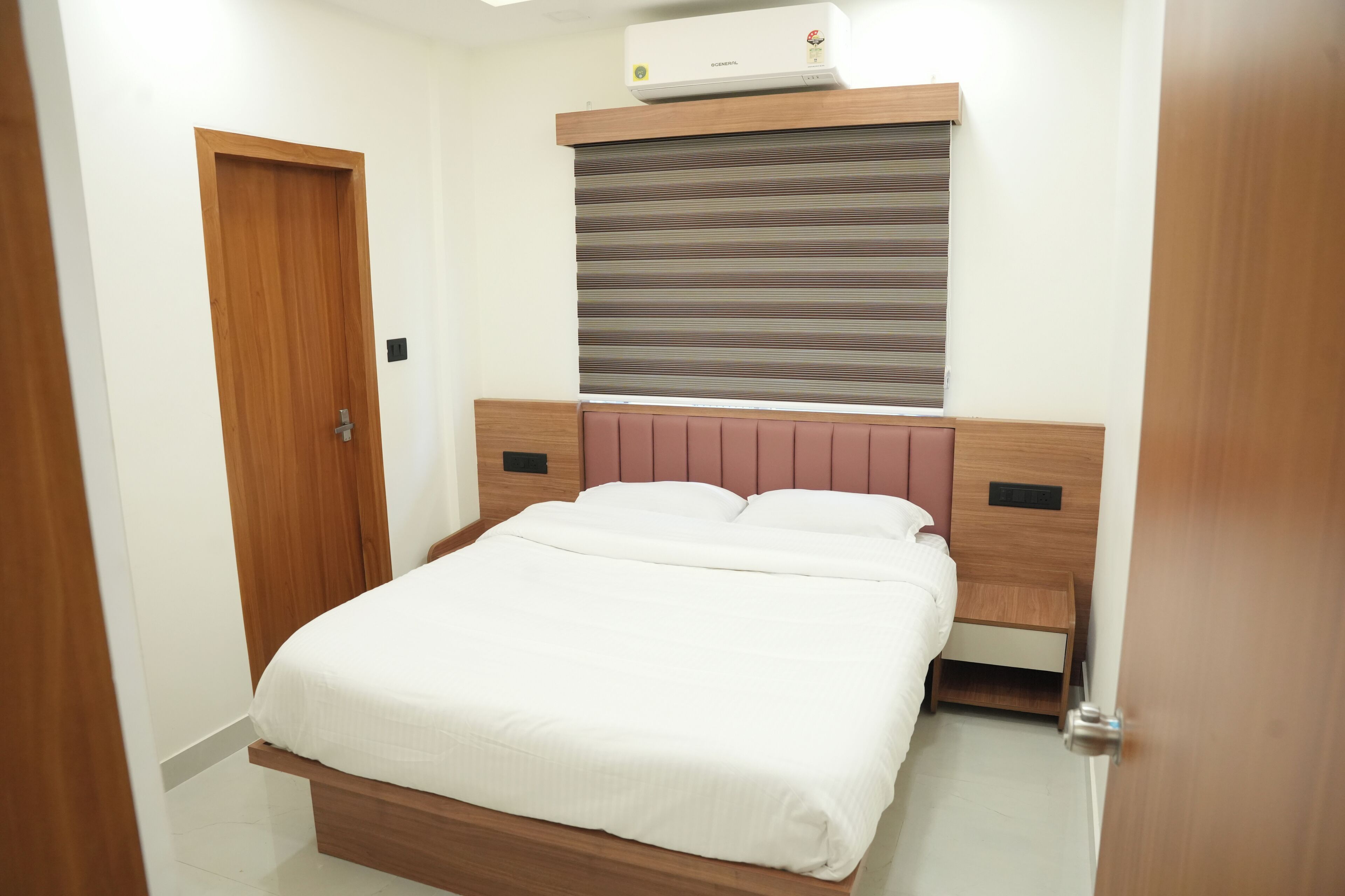 Deluxe Room | Iron/ironing board, free WiFi