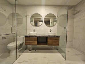 Bañera, artículos de higiene personal gratuitos y secador de pelo
