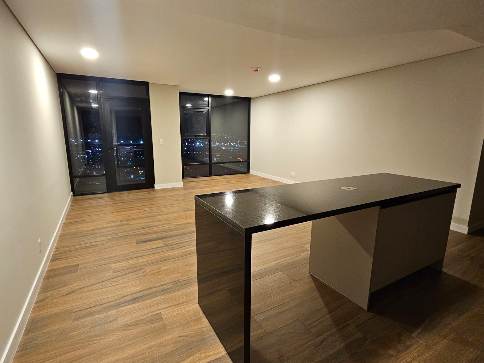 2 habitaciones, caja de seguridad en la habitación y escritorio 