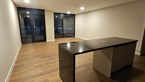 2 slaapkamers, een kluis op de kamer, een bureau, een laptopwerkplek