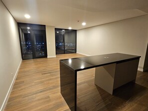 2 habitaciones, caja de seguridad en la habitación y escritorio 