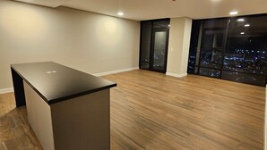 2 slaapkamers, een kluis op de kamer, een bureau, een laptopwerkplek