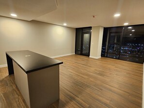 2 habitaciones, caja de seguridad en la habitación y escritorio 