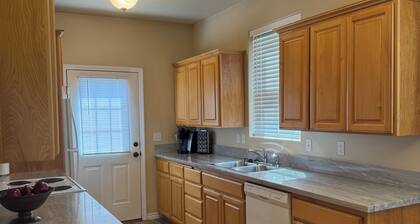 4-bedroom townhome in beautiful Corvallis close to OSU & Sunset Shopping Center