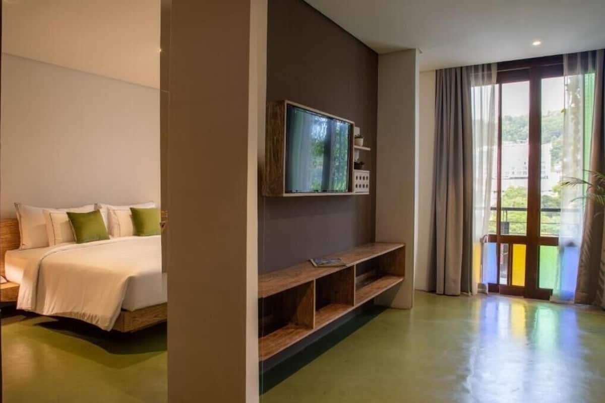 Suite familiare, balcone, vista lago | 1 camera, una cassaforte in camera, una scrivania, postazione laptop