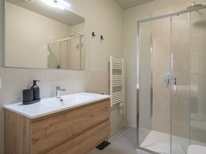 تجهيزات دش، مجففات شعر، مناشف