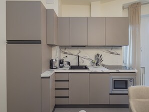 Kühlschrank, Ofen, Geschirrspüler, Wasserkocher mit Kaffee-/Teezubehör