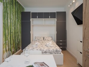 Een strijkplank/strijkijzer, gratis wifi, beddengoed