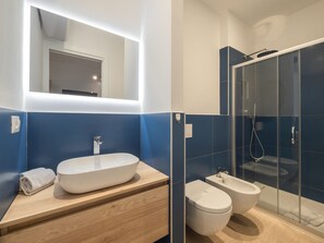 Shower, hair dryer, towels - Confalonieri - Trendy Studio  in the heart of Isola Garibaldi area (Milan)
