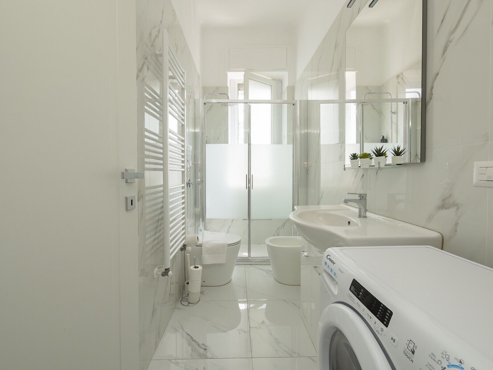 Een douche, een haardroger, handdoeken
