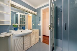 Shower, hair dryer, bidet, towels