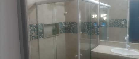 Regadera, jabón, papel de baño