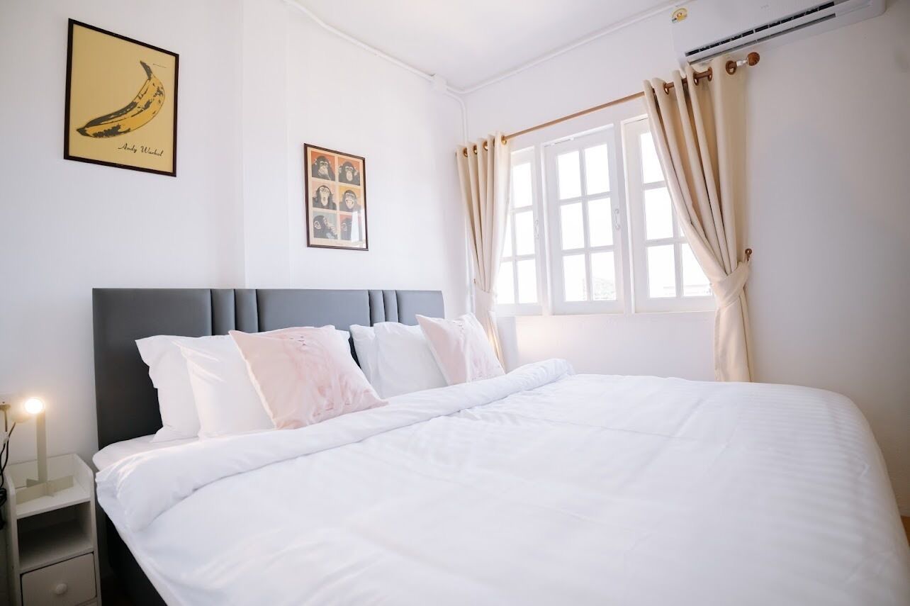 Minibar, escritorio y ropa de cama 