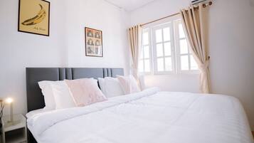 Minibar, escritorio y ropa de cama
