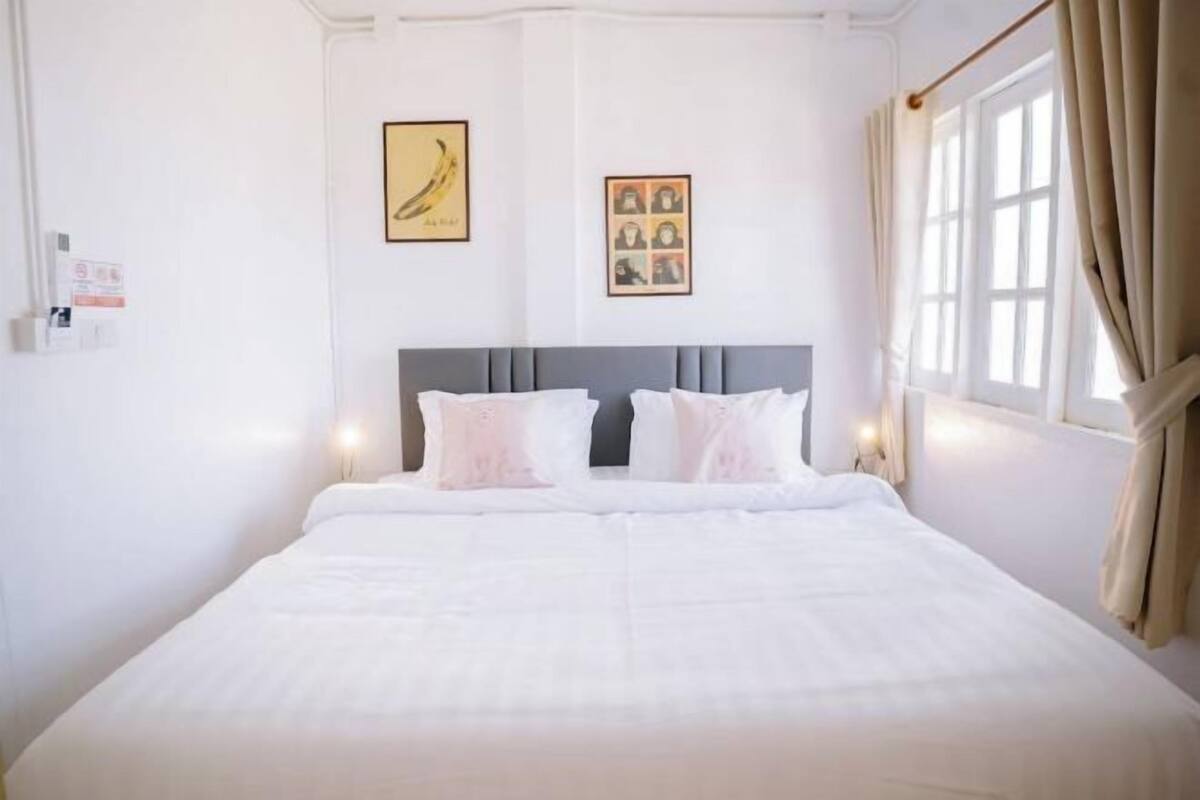 Minibar, escritorio y ropa de cama
