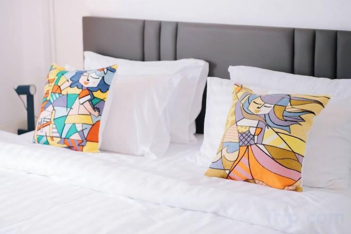 Minibar, escritorio y ropa de cama