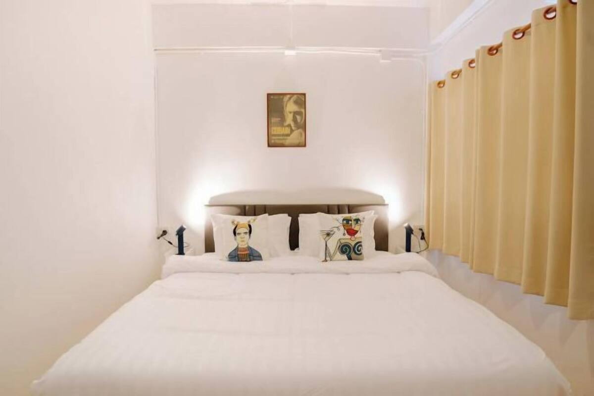 Minibar, escritorio y ropa de cama