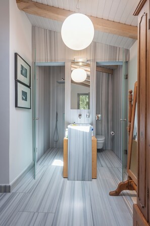 Habitación doble | Baño | Secadora de cabello, toallas, jabón, shampoo