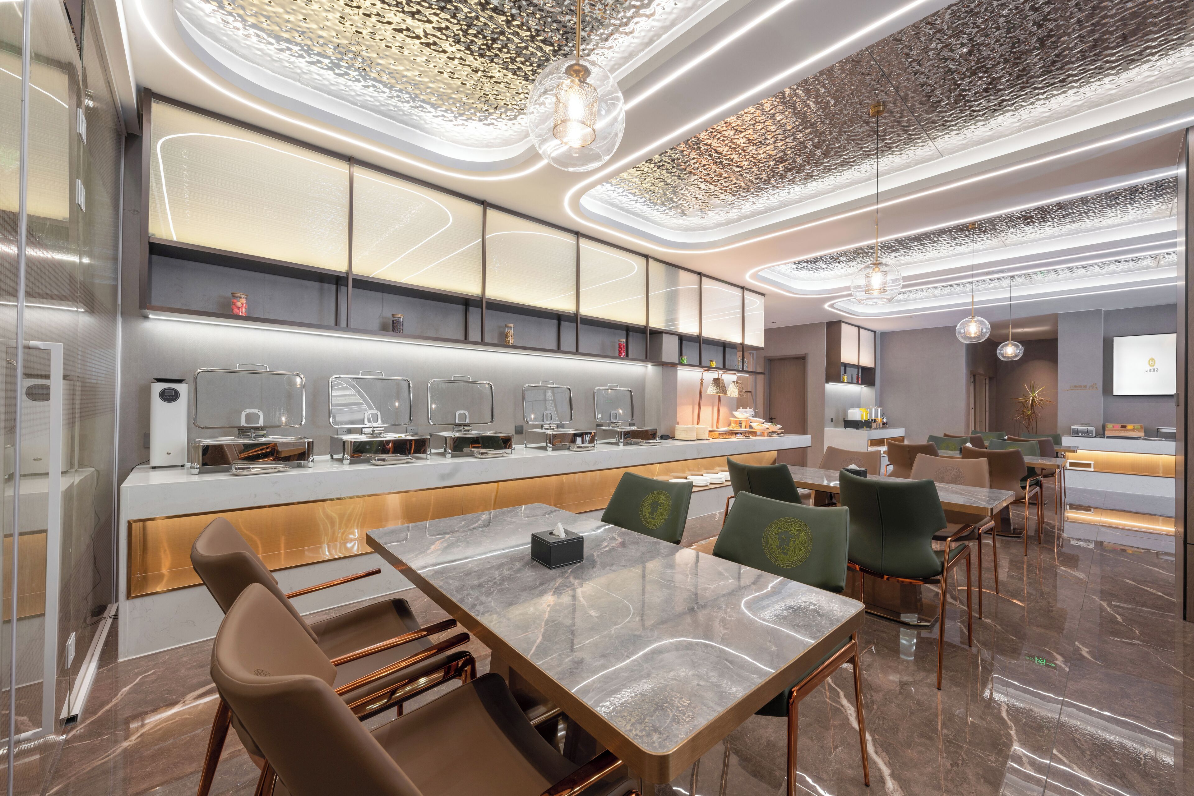 Un restaurante moderno con una barra alargada, varias zonas de estar y un techo decorativo.