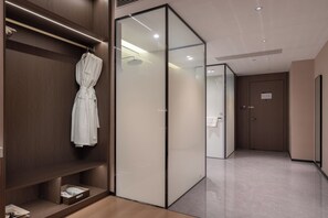 Superior Twin Room | Laptop workspace, blackout drapes, free WiFi - World Hotel Hualian Shoppin Plaza branch (Kaifeng)