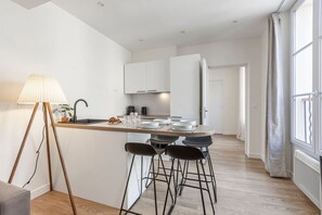 Een koelkast, een magnetron, een oven, een koffiezetapparaat/waterkoker