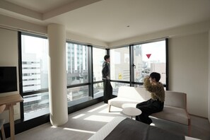 Habitación cuádruple Deluxe | Escritorio, espacio para trabajar con laptop y insonorización 