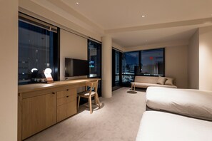 Habitación cuádruple Deluxe | Escritorio, espacio para trabajar con laptop y insonorización 