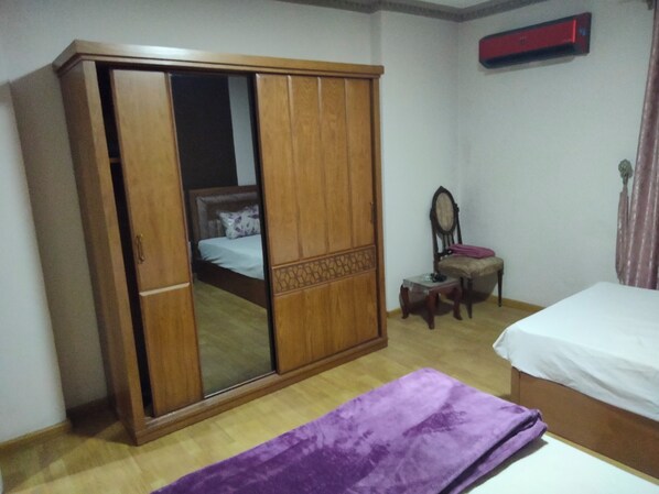 2 chambres, fer et planche à repasser, Wi-Fi, draps fournis