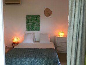 5 dormitoris, escriptori i planxa i posts de planxar 