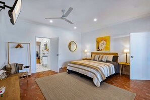 4 slaapkamers, een bureau, een strijkplank/strijkijzer, wifi