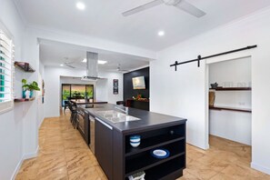 Frigorífico, microondas, horno y placa de cocina