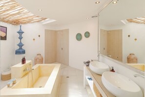 Villa - privat pool | Badeværelse | Gratis toiletartikler, hårtørrer, håndklæder, Sæbe